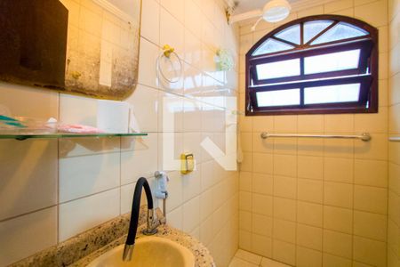 Casa à venda com 225m², 4 quartos e 2 vagas Casa à venda com 225m², 4 quartos e 2 vagasBanheiro social