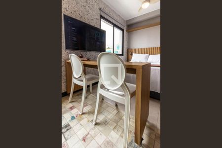 Apartamento à venda com 26m², 1 quarto e sem vaga Apartamento à venda com 26m², 1 quarto e sem vagaSala/Quarto - Detalhe Mesa