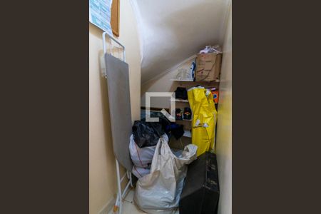 Casa à venda com 140m², 4 quartos e 2 vagas Casa à venda com 140m², 4 quartos e 2 vagasEscada - Despensa