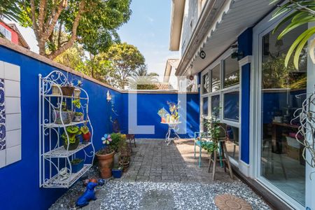 Casa de condomínio à venda com 205m², 3 quartos e 4 vagas Casa de condomínio à venda com 205m², 3 quartos e 4 vagasQuintal