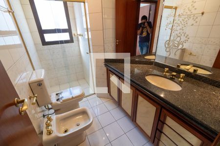 Apartamento à venda com 224m², 4 quartos e 4 vagas Apartamento à venda com 224m², 4 quartos e 4 vagasBanheiro
