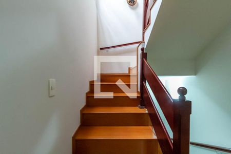 Casa à venda com 352m², 4 quartos e 6 vagas Casa à venda com 352m², 4 quartos e 6 vagasEscada