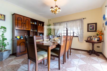 Casa à venda com 320m², 4 quartos e 2 vagas Casa à venda com 320m², 4 quartos e 2 vagasSala de Jantar