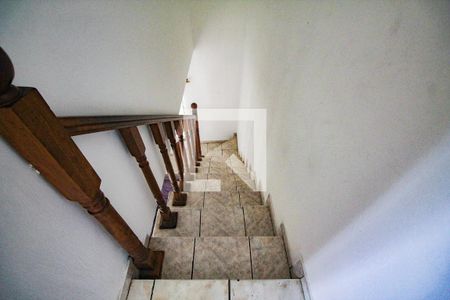 Casa de condomínio à venda com 100m², 2 quartos e 1 vagaescada acesso sala