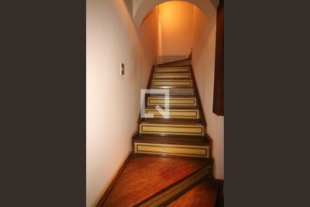 Casa à venda com 400m², 4 quartos e 2 vagas Casa à venda com 400m², 4 quartos e 2 vagasEscada