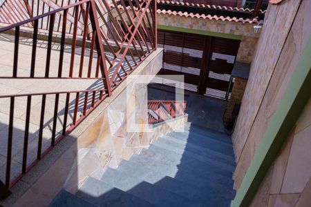 Casa à venda com 175m², 3 quartos e 4 vagas Casa à venda com 175m², 3 quartos e 4 vagasEscada