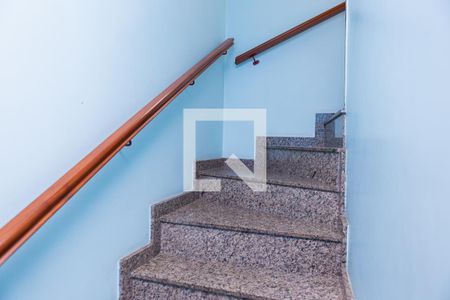 Casa à venda com 175m², 3 quartos e 4 vagas Casa à venda com 175m², 3 quartos e 4 vagasEscada