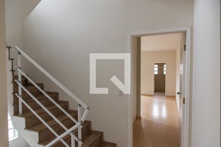 Casa à venda com 300m², 3 quartos e 4 vagas Casa à venda com 300m², 3 quartos e 4 vagasEscada