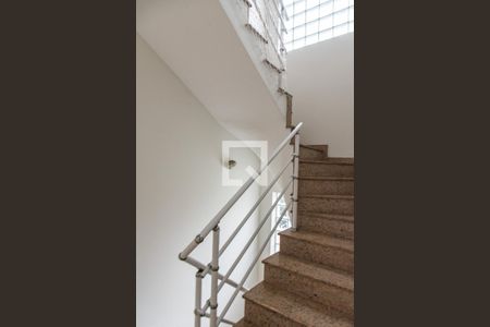 Casa à venda com 300m², 3 quartos e 4 vagas Casa à venda com 300m², 3 quartos e 4 vagasEscada