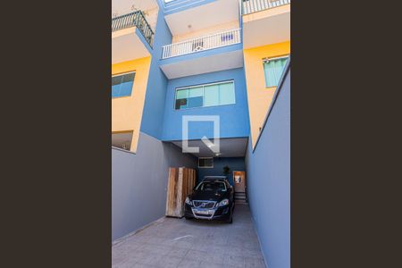 Casa à venda com 240m², 3 quartos e 3 vagas Casa à venda com 240m², 3 quartos e 3 vagasGaragem e fachada interna