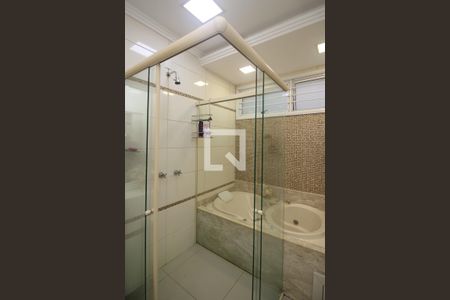 Casa à venda com 670m², 6 quartos e 8 vagasBanheiro da Suíte 2