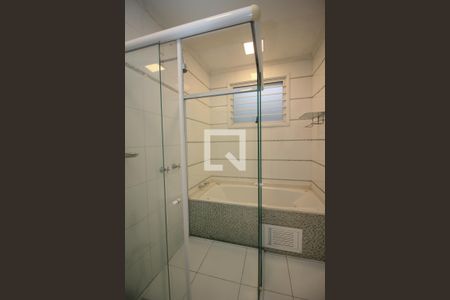 Casa à venda com 670m², 6 quartos e 8 vagasBanheiro da Suíte 1