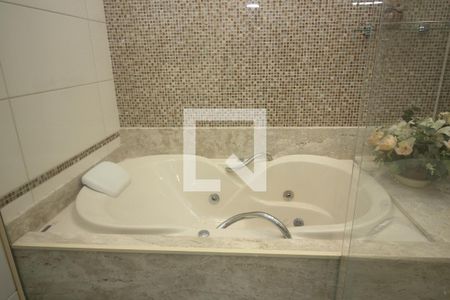 Casa à venda com 670m², 6 quartos e 8 vagasBanheiro da Suíte 2