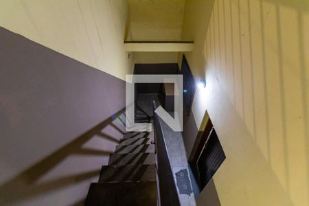 Casa à venda com 163m², 3 quartos e 2 vagas Casa à venda com 163m², 3 quartos e 2 vagasEscada da Área de Serviço