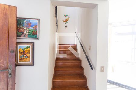 Casa à venda com 460m², 5 quartos e 3 vagasEscada de Acesso ao Segundo Andar