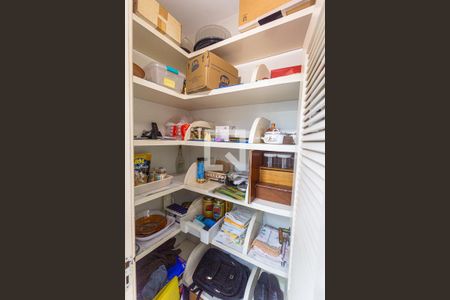 Casa à venda com 460m², 5 quartos e 3 vagasDespensa da Cozinha 1