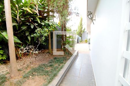 Casa à venda com 450m², 4 quartos e 8 vagas Casa à venda com 450m², 4 quartos e 8 vagasÁrea externa