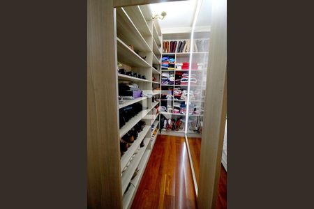 Casa à venda com 450m², 4 quartos e 8 vagas Casa à venda com 450m², 4 quartos e 8 vagasCloset da Suíte 4