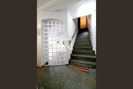 Casa à venda com 450m², 4 quartos e 8 vagas Casa à venda com 450m², 4 quartos e 8 vagasEscada