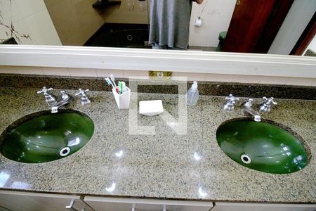 Casa à venda com 450m², 4 quartos e 8 vagas Casa à venda com 450m², 4 quartos e 8 vagasBanheiro da Suíte 4