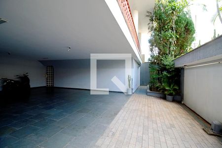 Casa à venda com 450m², 4 quartos e 8 vagas Casa à venda com 450m², 4 quartos e 8 vagasGaragem