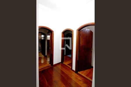 Casa à venda com 450m², 4 quartos e 8 vagas Casa à venda com 450m², 4 quartos e 8 vagasHall dos Quartos