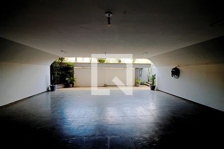 Casa à venda com 450m², 4 quartos e 8 vagas Casa à venda com 450m², 4 quartos e 8 vagasGaragem