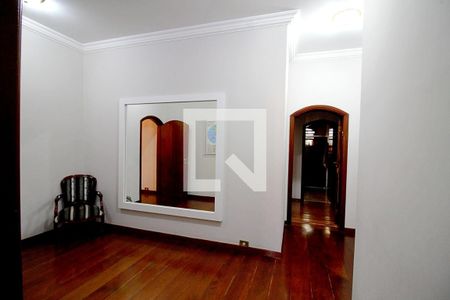 Casa à venda com 450m², 4 quartos e 8 vagas Casa à venda com 450m², 4 quartos e 8 vagasHall dos Quartos