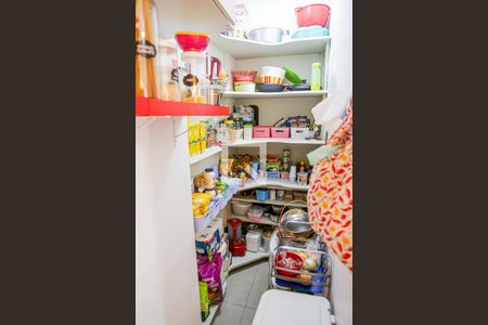 Casa à venda com 170m², 2 quartos e 8 vagasDispensa Cozinha