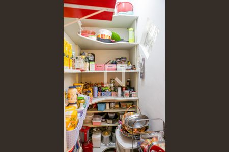 Casa à venda com 170m², 2 quartos e 8 vagasDispensa Cozinha