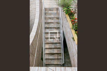 Casa à venda com 170m², 2 quartos e 8 vagasEscada