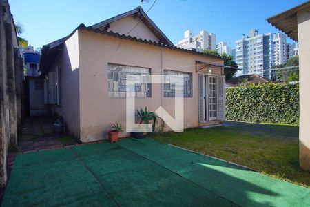 Casa à venda com 109m², 3 quartos e 6 vagasPátio  fundos 