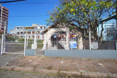 Casa à venda com 109m², 3 quartos e 6 vagasFachada 