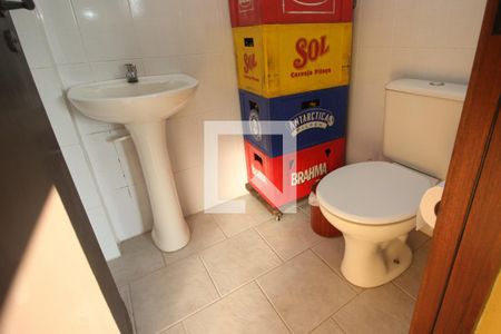 Casa de condomínio à venda com 168m², 3 quartos e 2 vagasBanheiro de Serviço