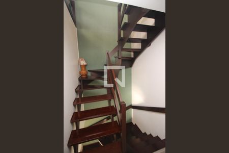 Casa de condomínio à venda com 168m², 3 quartos e 2 vagasEscada