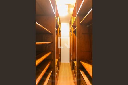 Apartamento à venda com 195m², 4 quartos e 3 vagas Apartamento à venda com 195m², 4 quartos e 3 vagasCloset da suíte