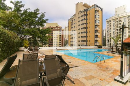 Apartamento à venda com 195m², 4 quartos e 3 vagas Apartamento à venda com 195m², 4 quartos e 3 vagasÁrea comum - Piscina