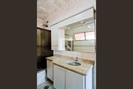 Casa à venda com 320m², 8 quartos e 3 vagasBanheiro