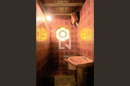 Casa à venda com 320m², 8 quartos e 3 vagasBanheiro de serviço