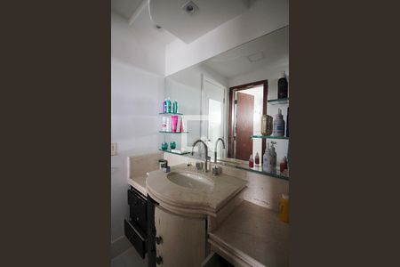 Apartamento à venda com 238m², 4 quartos e 4 vagasBanheiro da Suíte 3