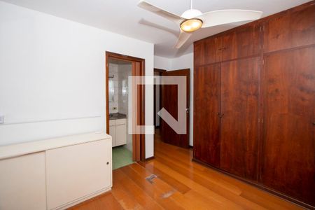 Casa à venda com 261m², 4 quartos e 4 vagasQuarto Suíte