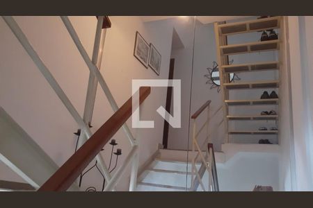 Casa de condomínio para alugar com 127m², 3 quartos e 1 vagaEscada