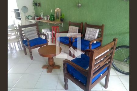 Casa à venda com 188m², 4 quartos e 4 vagas Casa à venda com 188m², 4 quartos e 4 vagasÁrea externa