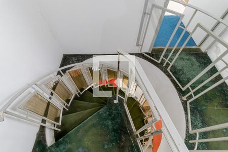 Casa à venda com 250m², 3 quartos e 2 vagas Casa à venda com 250m², 3 quartos e 2 vagasEscadas