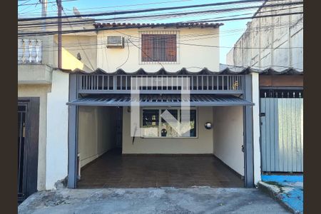 Casa à venda com 170m², 4 quartos e 2 vagas Casa à venda com 170m², 4 quartos e 2 vagasFachada