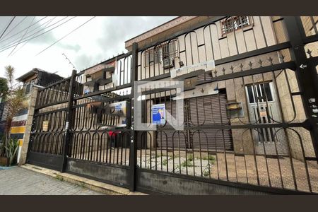 Casa à venda com 610m², 4 quartos e 8 vagas Casa à venda com 610m², 4 quartos e 8 vagasFachada