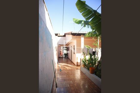 Casa à venda com 300m², 3 quartos e 2 vagas Casa à venda com 300m², 3 quartos e 2 vagasCorredor Edicula