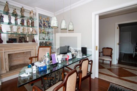 Apartamento à venda com 210m², 4 quartos e 4 vagasEscritório