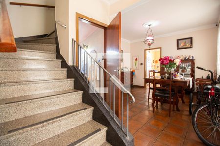 Casa à venda com 190m², 4 quartos e 3 vagas Casa à venda com 190m², 4 quartos e 3 vagasEscadas