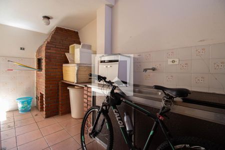 Casa à venda com 190m², 4 quartos e 3 vagas Casa à venda com 190m², 4 quartos e 3 vagasÁrea comum - Churrasqueira